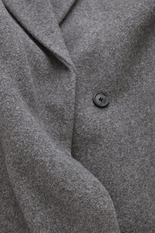 womenOuterwear07DetailCut08