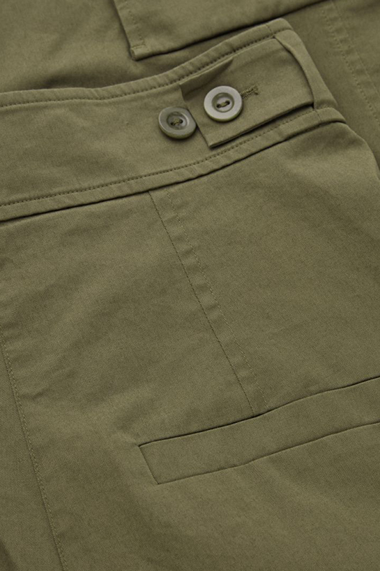 womenTrousers18DetailCut08