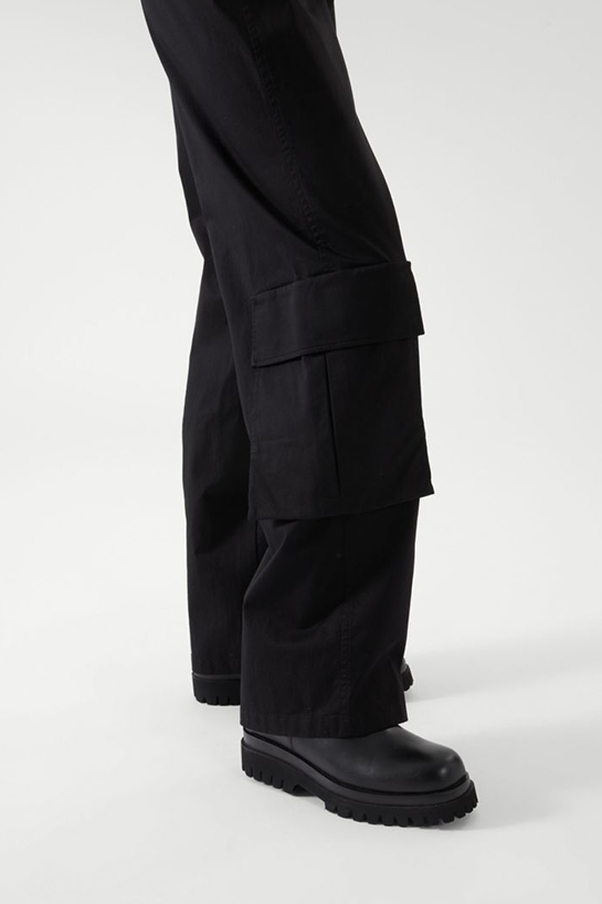 womenTrousers19DetailCut05